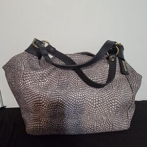 Elegant Textured Shoulder Bag in Black and Gray